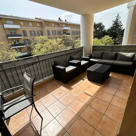 Calme Et Spacieux A Aix En Provence Апартаменты *